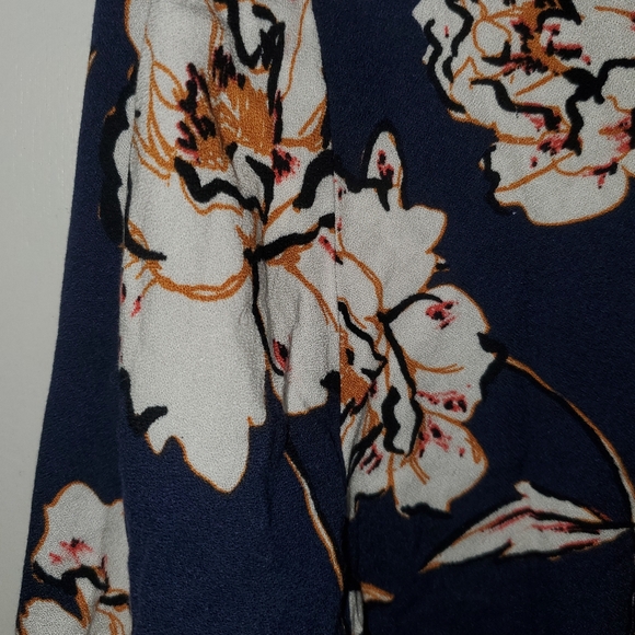 Darling floral blouse! - Picture 7 of 7